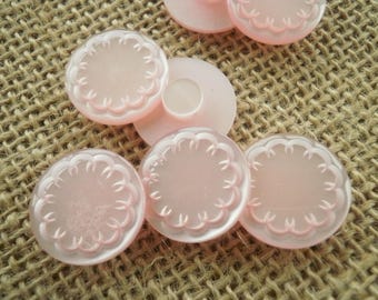 Lot de 8 boutons ronds  en  plastique , coloris rose pale , motif fleur , diamètre 15 mm