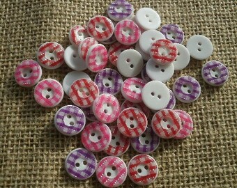 Sachet de 45 boutons  ronds en plastique ,  coloris blanc , motif carreaux rouge , fuchsia et violet  , diamètre 1,3 cm