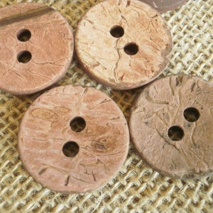 Lot de 6 boutons ronds à deux trous en coco , ton beige rosé , diamètre 23 mm image 2