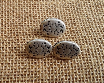 Boutons ovales x 3 en métal argenté , taille 2 x 1,4 cm