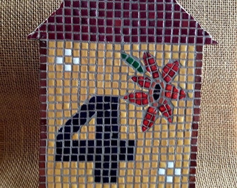 Numéro de maison  " 4"   , en forme de maison , en  micro mosaiques de terres cuites  , motif fleur