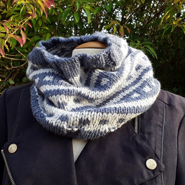 Snood  tour de cou  , tons bleus , tricoté main en jersey