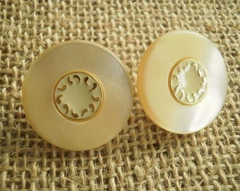 Lot de 2 boutons ronds en plastique  , coloris écru , motif doré au centre , diamètre 23 mm