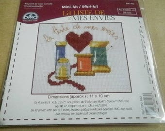 Mini kit de points comptes  , sur  toile aida  blanche avec des motifs thème "couture"