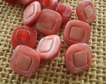 Set of 6 small square plastic buttons, pearly red color, size 10 mm