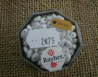 Boite de 12 grammes de perles Miyuki opaques "magatama" , coloris blanc  , taille 4 x 7 mm