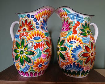 Jarra en hierro enlozado pintada a mano.