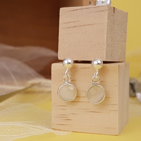 Petites boucles d'oreilles briolette oeil de chat en argent 925, puces pendantes discrètes