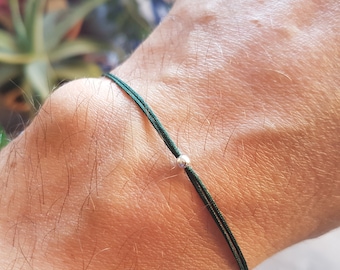 Dunkelgrünes Kordelarmband mit einer Silberperle, Glücksbringer, Geschenk für die beste Freundin.