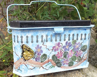 vintage : peinture sur l'ancienne chaufferette de *mémé*, papillon sur violettes