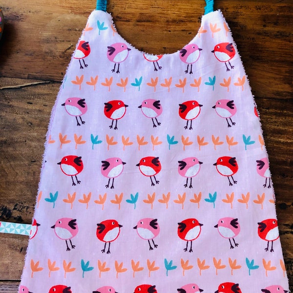 Elasticated terrycloth and cotton bib with small bird motifs