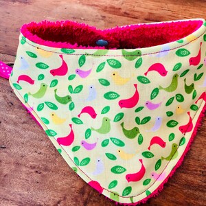 Baby bandana bib – Cotton and terry cloth – Multicolored bird patterns