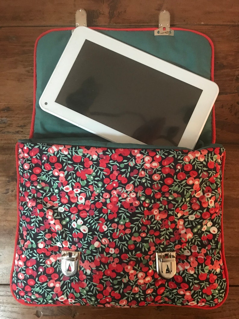 Bag-clasp pocket