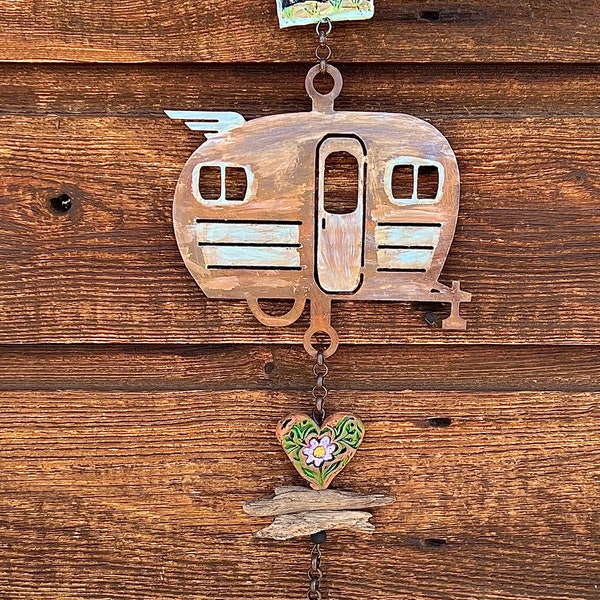 Carillon à vent en métal pour camping-car vintage Travel On de Happy Camper avec coeur en argile artisanal et détails en bois flotté