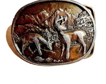 Hebilla de cinturón vintage de latón de los años 70 con diseño de ciervo y escena de montaña para deportistas, amantes de la naturaleza y entusiastas de las actividades al aire libre.