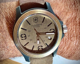 Victorinox Men display picture 3