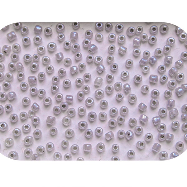 sachet de 450 (32g) perles de rocaille verre gris tirant légèrement sur le marron aspect nacré diamètre 4mm