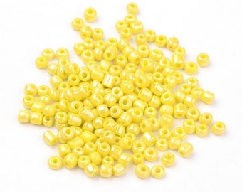 Sachet de 37g environ 450 perles de rocailles jaune aspect nacré diamètre 4mm 6/0