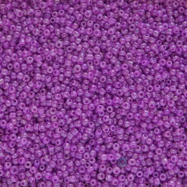 sachet de (20g) environ 1200 perles de mini rocaille verre mauve aspect nacré 2mm 12/0