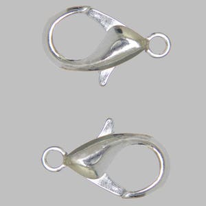 Peut inclure: Deux fermoirs à ressort en argent pour la fabrication de bijoux. Les fermoirs sont en métal et ont une finition brillante.