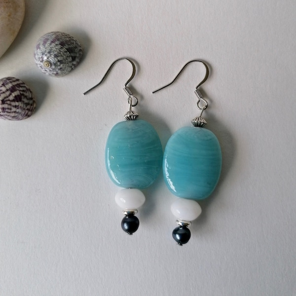 boucles d'oreilles verre bleu, blanc et perles d'eau douce