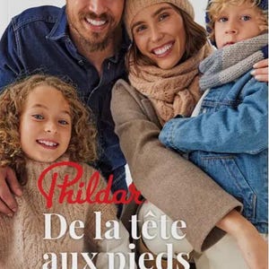 Könnte beinhalten: Eine vierköpfige Familie trägt gestrickte Mützen und Schals. Das Bild zeigt den Text "Phildar De la tête aux pieds" in Rot.