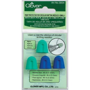 Könnte beinhalten: Vier grüne und blaue Kunststoff-Nadelstopper für Rundstricknadeln. Die Verpackung lautet "Point Protector for Circular Knitting Needles <Small>" und "Used to rest the stitches of circular knitting needles".