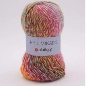 Op de afbeelding: Een bol multicolor garen met een label waarop "PHIL MIKADO" en "phildar" staat in een kleurenschema van roze, geel, oranje en blauw.