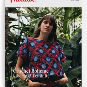 Puede incluir: Una portada de revista con una mujer que lleva una blusa de crochet roja y azul con el texto "Crochet Bohème Liberté & Féminité" y el título de la revista "Phildar" en rojo. La revista está etiquetada como "N°257 Printemps Été 2025" y tiene un icono de la bandera francesa con el texto "FRANÇAIS".