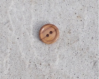 Varnished wooden button (14 or 18mm)