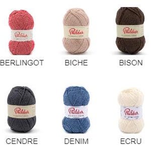 Op de afbeelding: Een verzameling gekleurde garenbollen, elk met een unieke naam. Kleuren zijn onder meer teal, beige, rood, lichtbruin, donkerbruin, wit, lichtblauw, zwart, bruin, donkergrijs, spijkerbroekblauw, crème en grijs. Het garen is voorzien van het merk "Rildak".