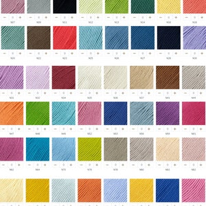 Könnte beinhalten: Eine Farbkarte mit einer Vielzahl von Garnfarben. Die Karte zeigt zahlreiche Farbtöne, darunter Rosa, Blau, Grün, Gelb und neutrale Farben, die jeweils mit einer Nummer gekennzeichnet sind. Ideal für Bastelprojekte.