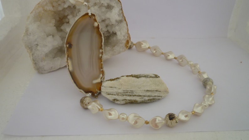 White collar with a slice of agate and fancy beads