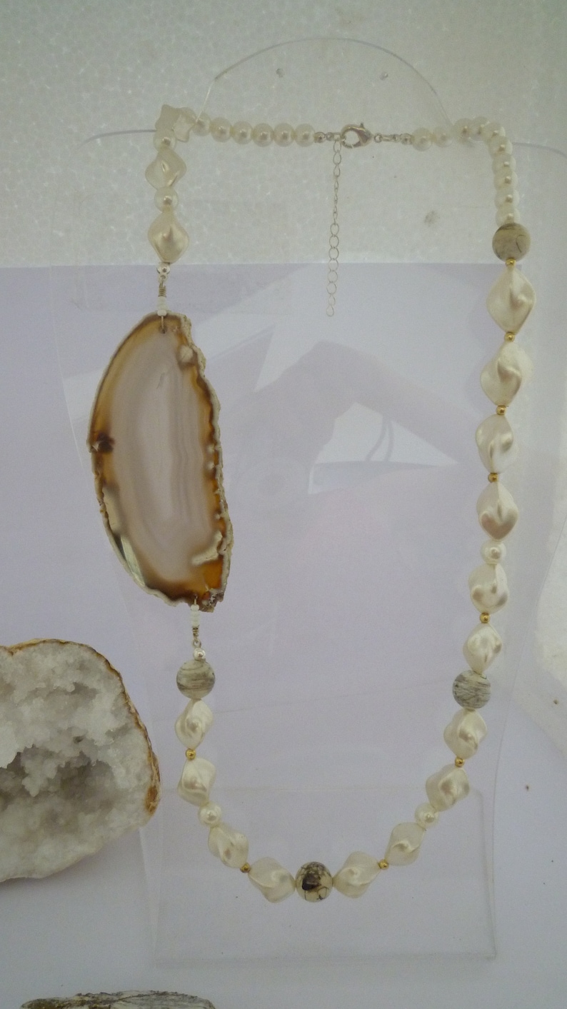 White collar with a slice of agate and fancy beads