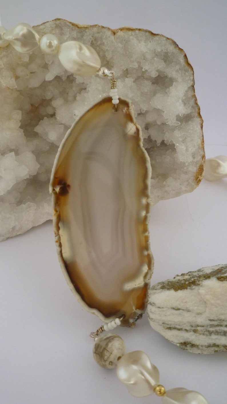White collar with a slice of agate and fancy beads