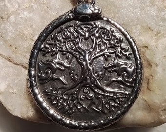 Pendentif viking : l’arbre de vie, Yggdrasil et les loups d’Odin sur une face, le pentacle sur l’autre face , 2 colliers en 1 !