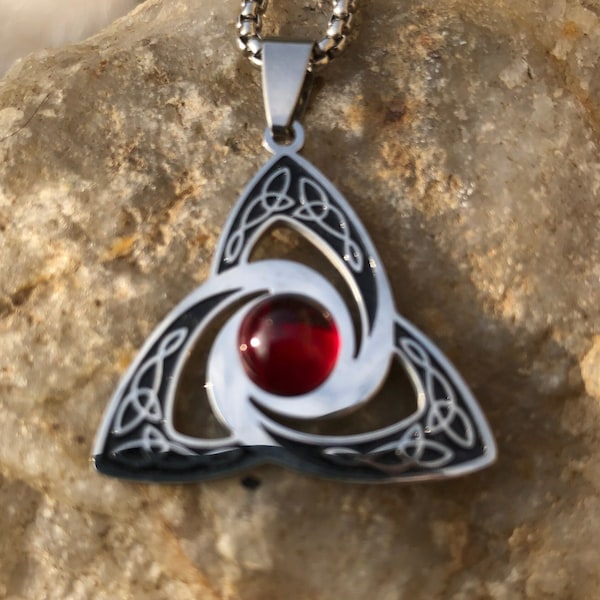 Pendentif celtique : le triquetra, symbole de protection avec perle de cristal rouge ou d’œil de tigre