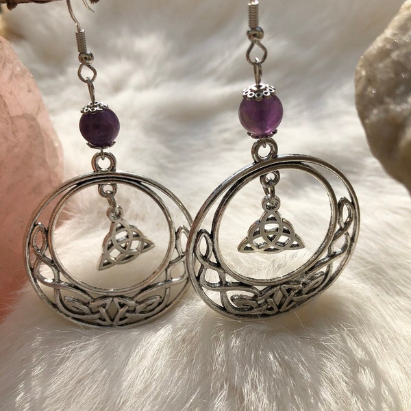 Boucles d’oreilles triquetra, entrelacs celtiques et perle en améthyste