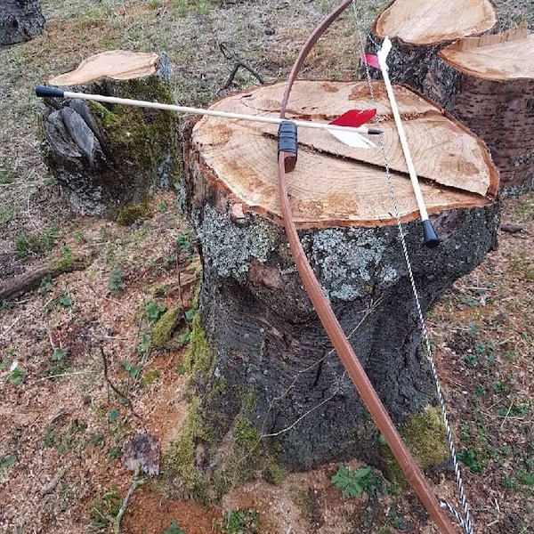 140 cm langer Bogen für Kinder aus Holz und Bambus ab 4 Jahren, mit echten Holzpfeilen und Truthahnfedern