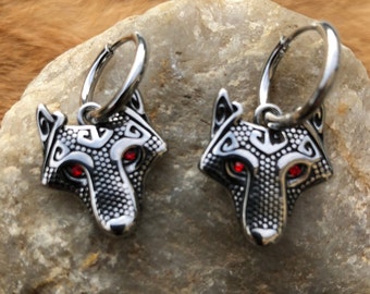 Boucles d’oreilles viking : la tête du loup Fenrir et ses yeux rouges en cristal !