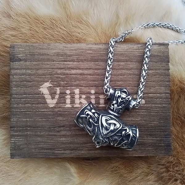 Pendentif viking: le marteau de Thor, Mjolnir, son sac en velours et sa boite cadeau viking en bois