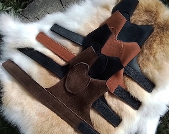 Right-handed glove size: S/M, calfskin protection for bow hand