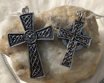 Les croix celtiques, 2 pendentifs pour la vie éternelle