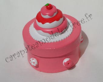 Decorative pink and white gourmet cake box