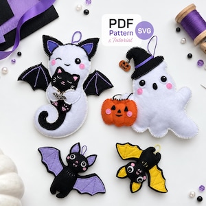 Könnte beinhalten: Ein Set aus Filz-Halloween-Anhängern mit einem weißen Geist, der eine schwarze Katze hält, einem Geist mit schwarzem Hut und orangefarbenem Kürbiseimer sowie zwei kleinen Fledermäusen mit violetten und gelben Flügeln. Inklusive PDF-Anleitung.