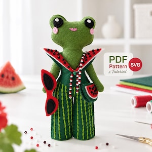 Op de afbeelding: Een groene viltkikkerpop in een donkergroene jumpsuit met verticale stiksels, een kraag met watermeloenmotief en een bijpassend tasje. De kikker houdt een zonnebril met rood montuur vast en heeft zwarte ogen, roze wangen en een kralenketting. Tekst: PDF Pattern & Tutorial SVG.