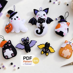 Könnte beinhalten: Eine Sammlung von sieben Filzanhängern mit Halloween-Motiven, darunter ein Geist mit Kürbis, eine Katze mit Fledermausflügeln, eine Glückskatze mit Hexenhut, eine schwarze Katze, zwei Fledermäuse und eine orangefarbene Katze. Text: PDF Pattern & Tutorial SVG.