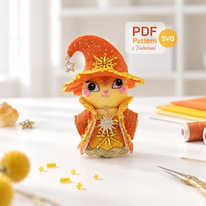 Peut inclure: Une créature en feutrine orange portant un chapeau pointu et une robe assortie, ornés de perles dorées et de breloques en forme d'étoile. La figurine a de grands yeux sombres, des joues roses et un petit nez. Le texte indique PDF Pattern & Tutorial.