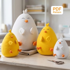 Peut inclure: Quatre jouets en peluche en forme de poussin, blancs et jaunes, avec des becs et des pieds oranges. Les jouets ont des visages souriants et de petites ailes. L'image comprend le texte "PDF Pattern".