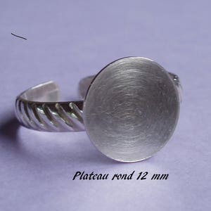 Support de bague en argent massif, motif strié, plateau plat rond 12 mm image 1